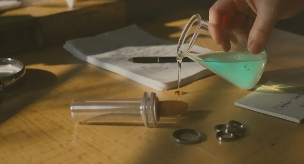 Детска ръка налива течност от стъклена чаша