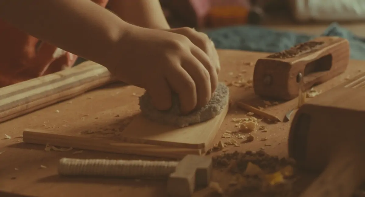 Детски ръце работят с дърво и инструменти