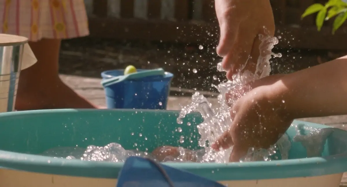 Детски ръце играят с вода