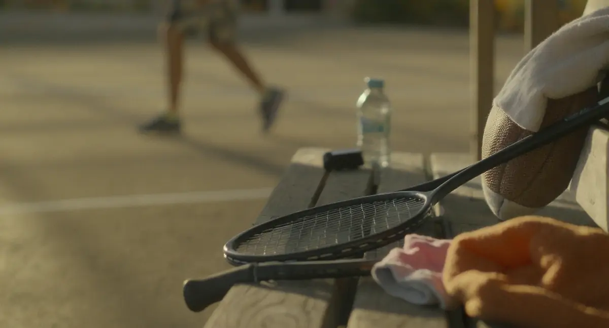 Спортни принадлежности на пейка в слънчев ден