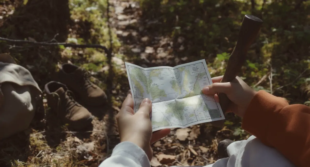 Детски ръце с карта в гората
